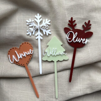 Julfigurer med pinne och namn